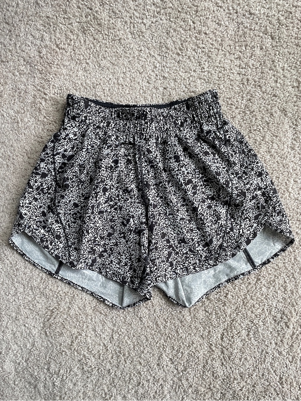 Lululemon Sporadic Black Rhino Grey Running Mid Rise 5" Track That Short Size 4